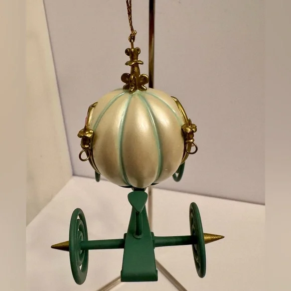 WDCC Enchanted Places “An Elegant Coach for Cinderella” Ornament - Picture 8 of 13
